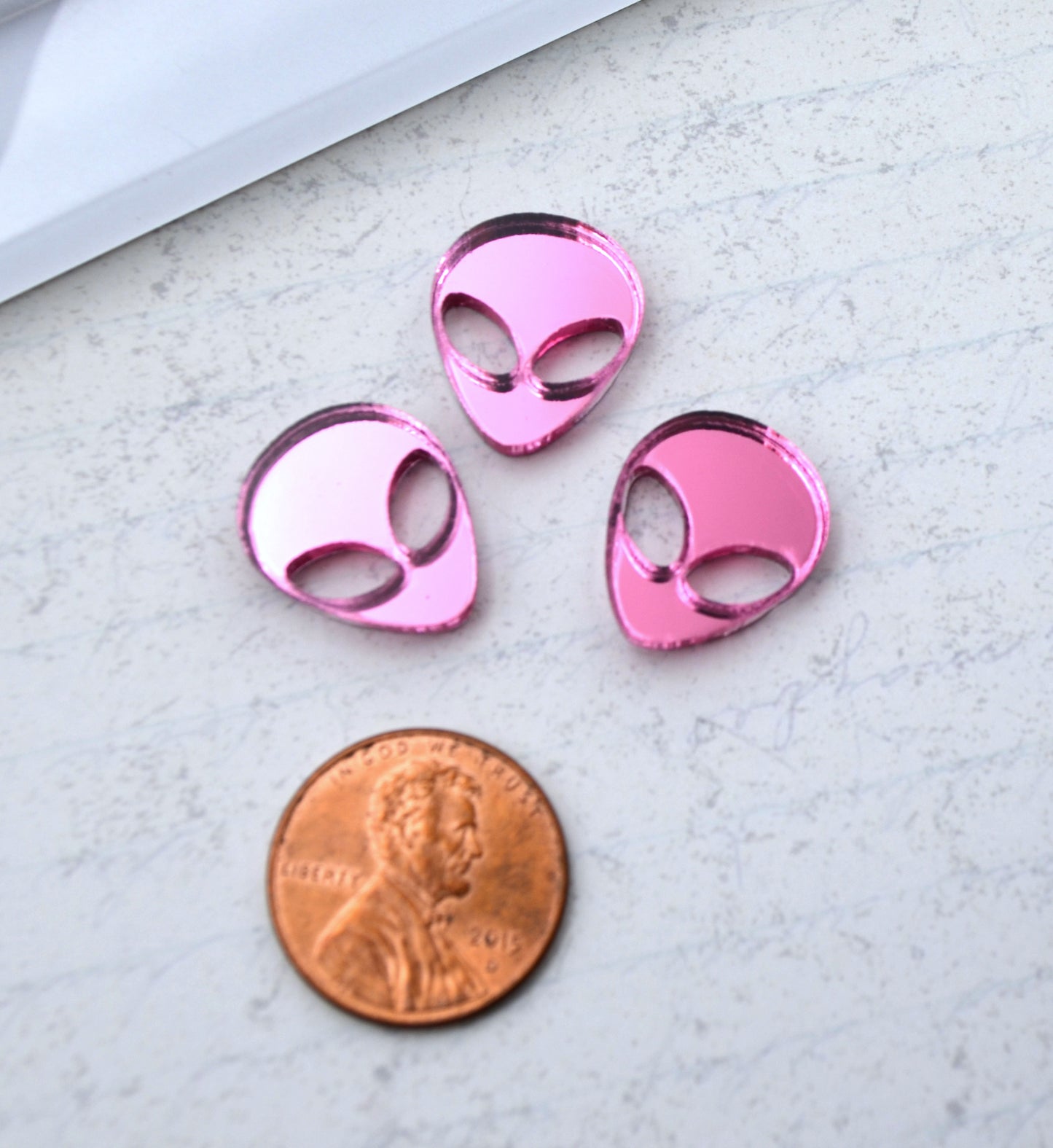 PINK MIRROR ALIENS 3 Pieces Flatback Cabochons In Laser Cut Acrylic